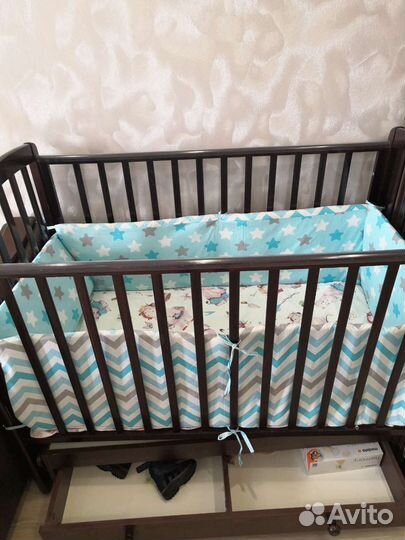 Детская кроватка с маятником и ящиком