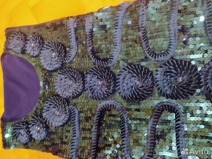 Рисунок вышит пайетками