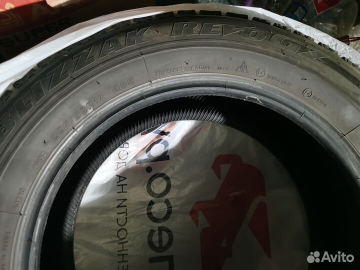 Bridgestone Blizzak Revo GZ 225/60 R17 99S