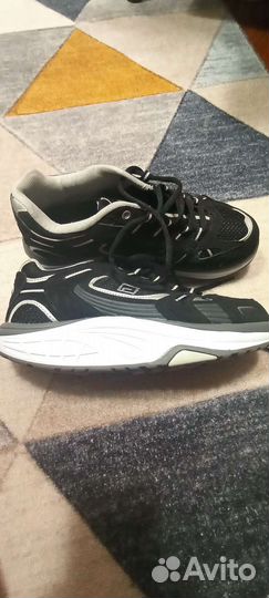 Кроссовки спортивные