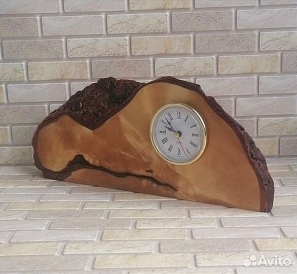 Настольные часы из дерева