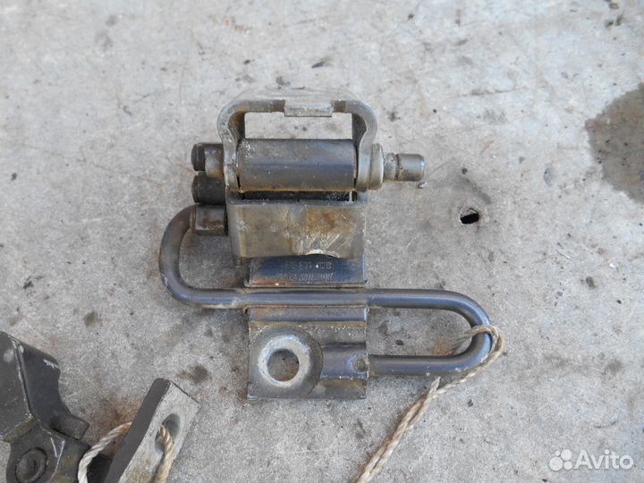 Петля передняя правая нижняя 4B0831412B Audi A6 C5