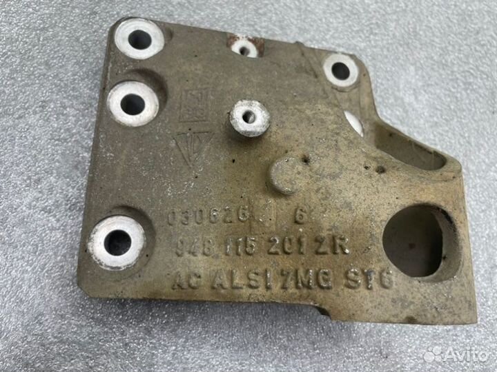 Кронштейн двигателя правый Porsche Cayenne 955