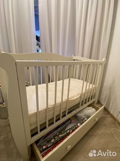 Детская кроватка с маятником и ящиком