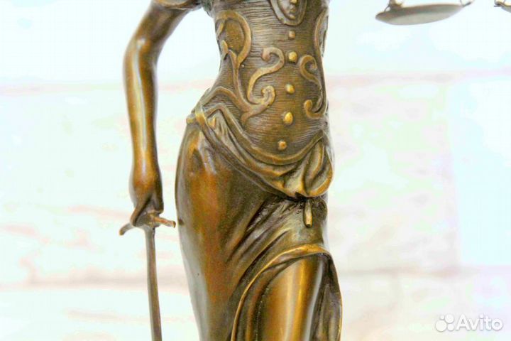 Бронзовая скульптура Фемида на мраморе