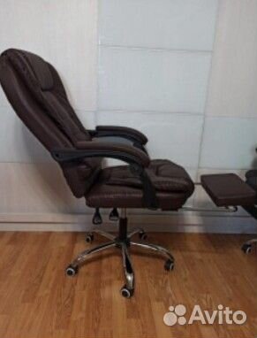 Офисное кресло с подножкой