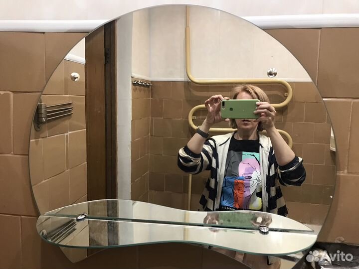 Зеркало в ванную с полкой