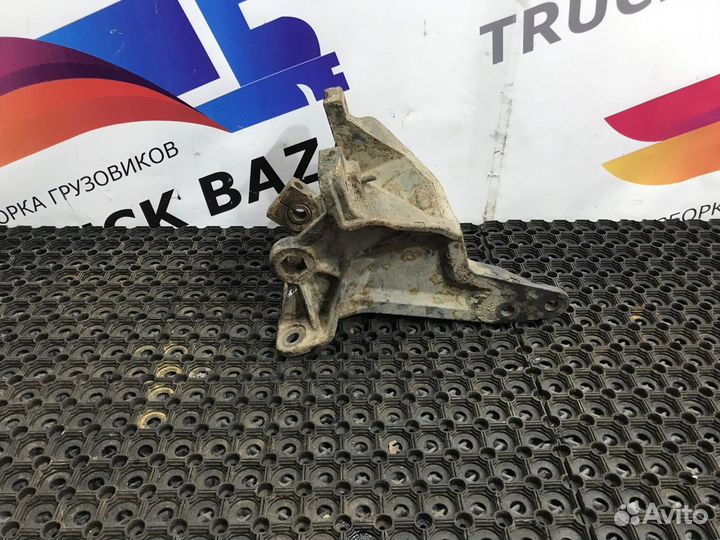 Кронштейн передней рессоры правый Renault Magnum