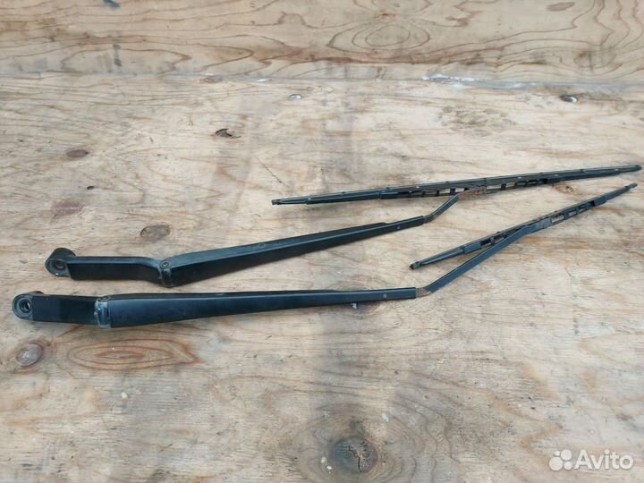 Поводок стеклоочистителя Toyota Prius NHW11