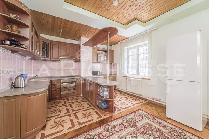 Дом 425 м² на участке 12 сот.