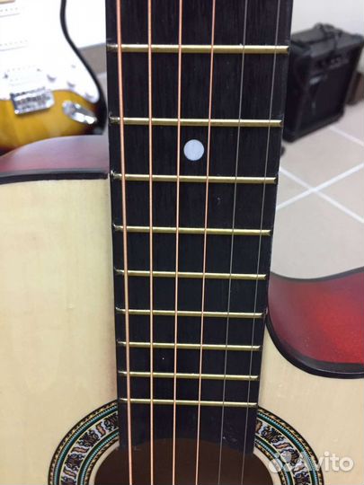 Акустическая гитара с орнаментом