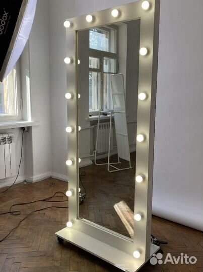 Гримерное зеркало с лампочками