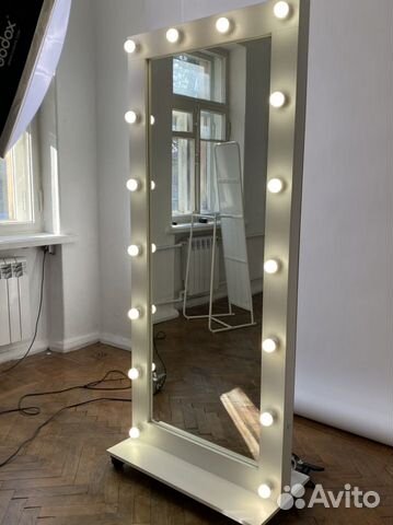 Гримерное зеркало с лампочками