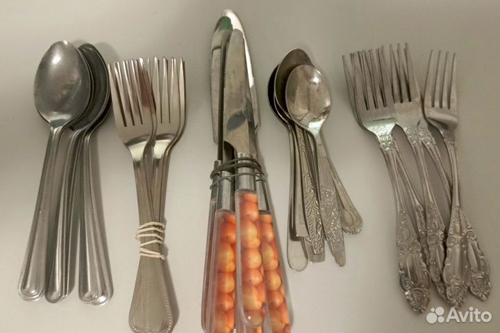 Столовые приборы: ножи, ложки, вилки