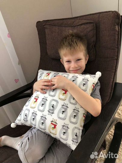 Подушки с помпонами, расцветки разные, 35*35 см