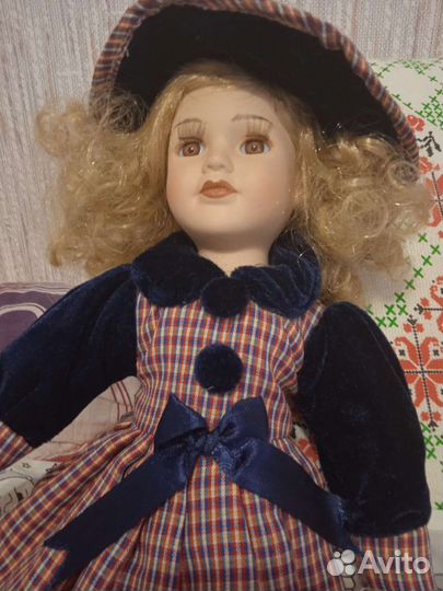 Кукла в шляпке