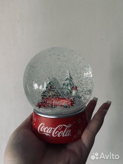 Стаканы и снежный шар Coca Cola