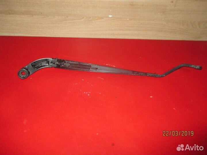 Поводок стеклоочистителя передний левый Альмера