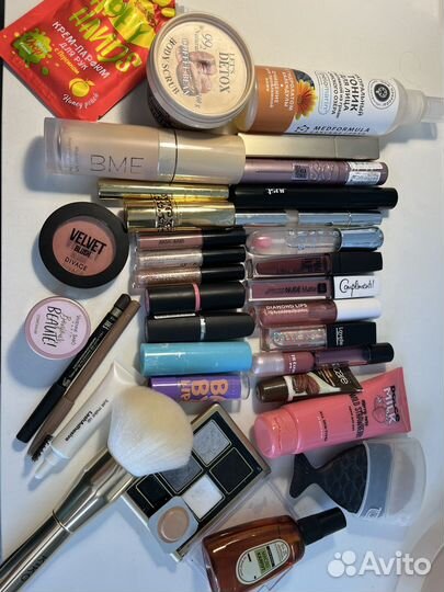 Косметика:помада, кисть, ресницы, хайлайтер, крем