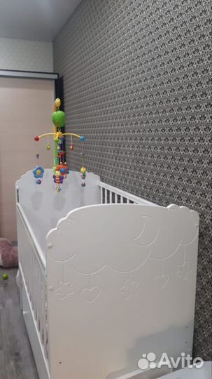 Детская кроватка с маятником