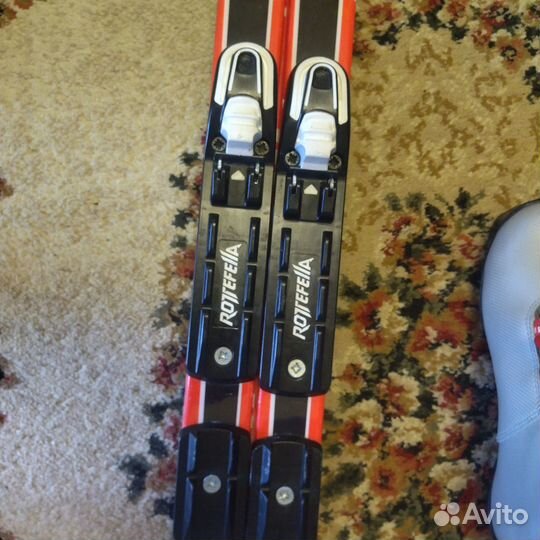 Лыжи с палками и ботинками