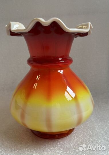 Яркая вазочка завода Красный май