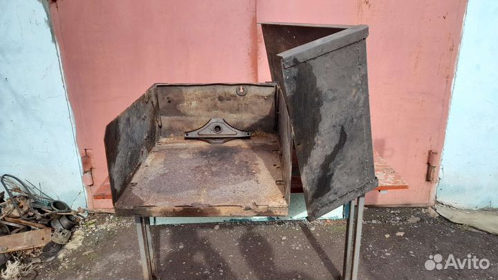 Аккумуляторный ящик с металлической крышкой маз