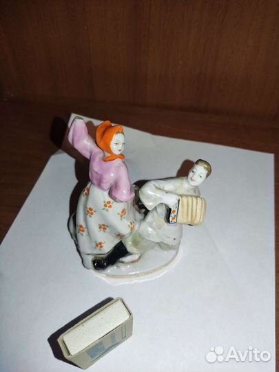 Статуэтка фарфор. Гармонист и плясунья
