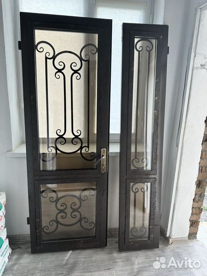 Входная кованная двустворчатая дверь