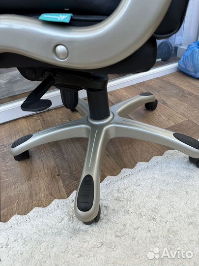 Офисное кресло