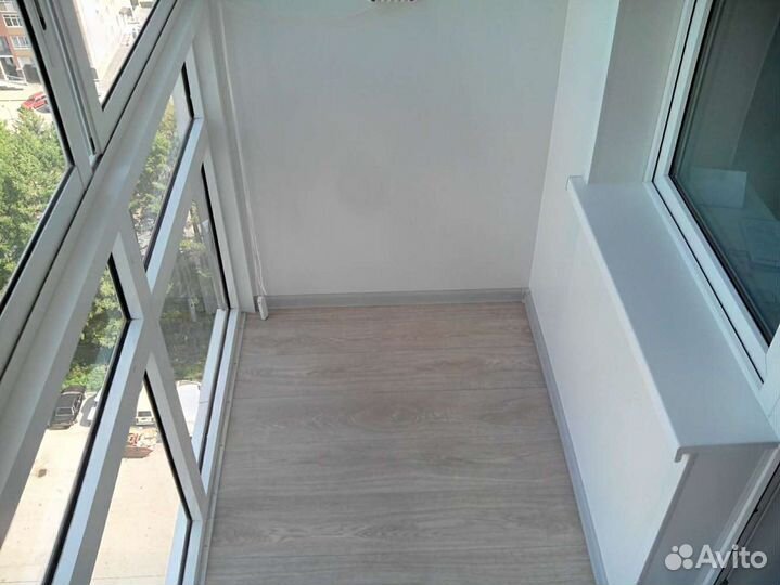 Пластиковый балкон в 5 этажку с отделкой