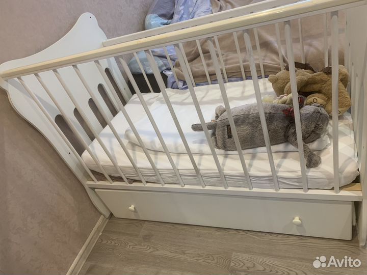 Детская кроватка с маятником и ящиком