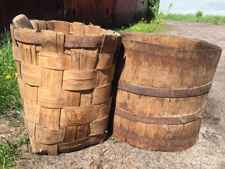 Старинная деревянная бочка и берестяной короб
