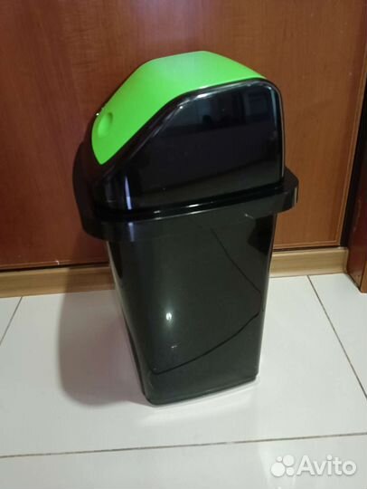 Мусорное ведро с перекидной крышкой