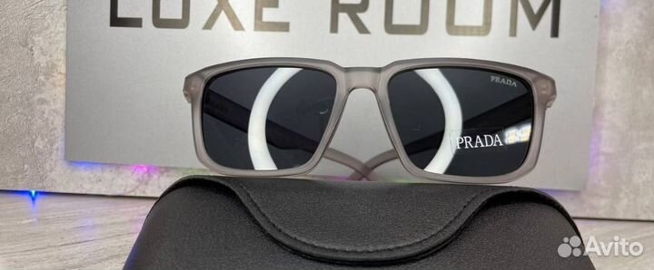 Солнцезащитные очки Prada с поляризацией