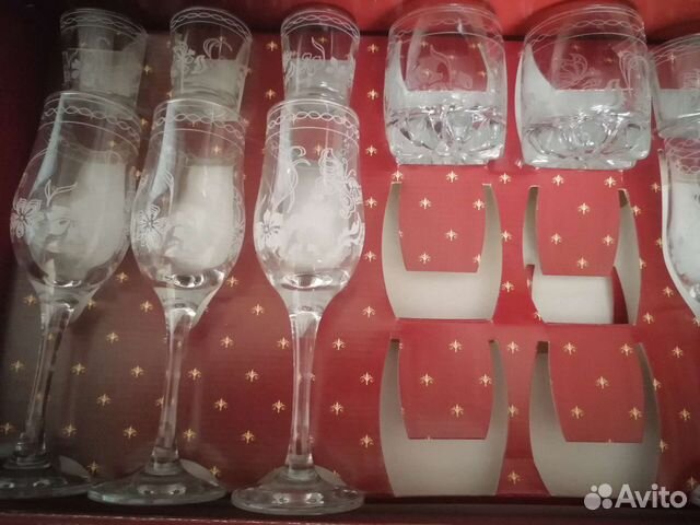 Набор бокалов для вина и рюмок