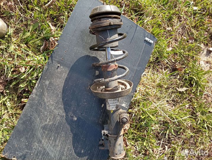 Стойки амортизаторов передние в сборе