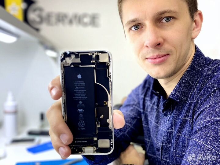 Ученик мастера по ремонту телефонов iPhone
