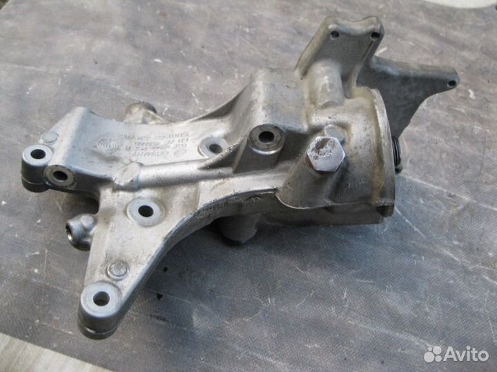 Фольксваген Гольф 6 Кронштейн масляного фильтра