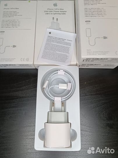 Зарядный блок и провод на iPhone