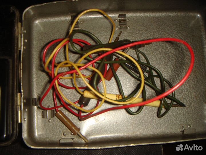 Старый прибор для измерения силы и напряжения тока