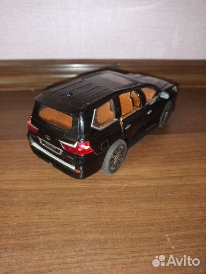 Модель автомобиля Lexus lx570 1:24