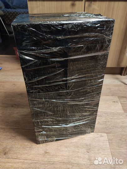 Коробка с продуктами и игрушками