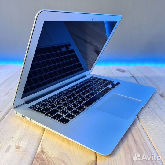 Ультрабук Apple MacBook Air 13.3