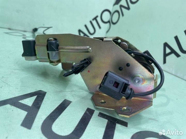 Замок стекла багажника Volkswagen Touareg 7L