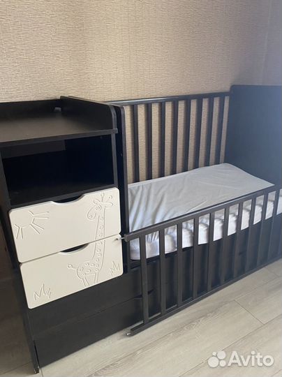 Детская кроватка с маятником и ящиком