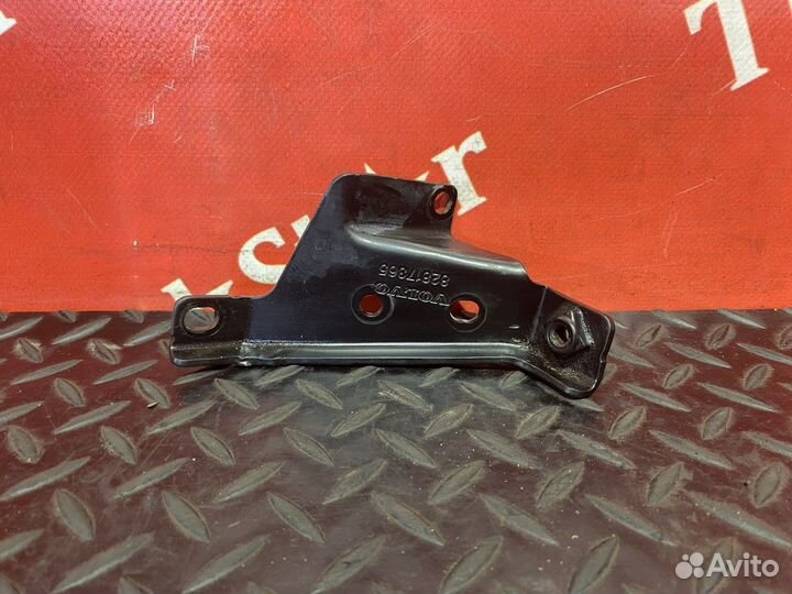 Кронштейн решетки радиатора правый Volvo FH