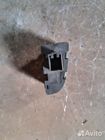 Кнопка бардачка Audi A6 C6