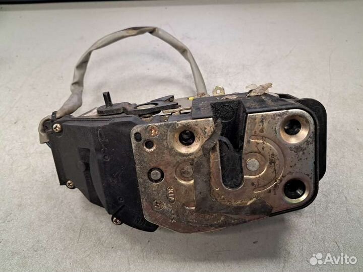 Замок двери зад/право на Kia Carens I/II