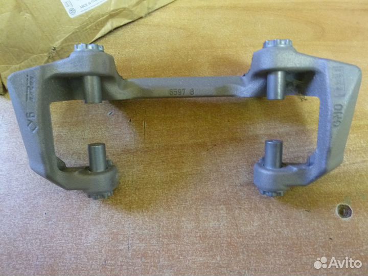 Скоба суппорта переднего audi A4,A6,A7,Q5 новая
